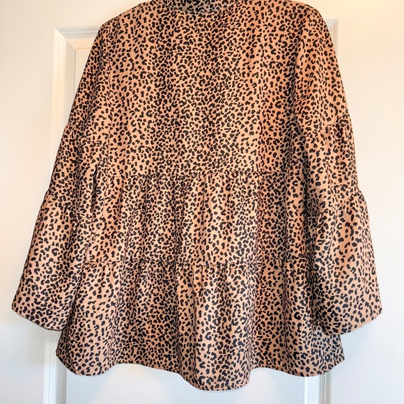 Tuckernuck Edith Leopard Spots Tiered Split Neck Blouse sz M - Picture 3 of 8